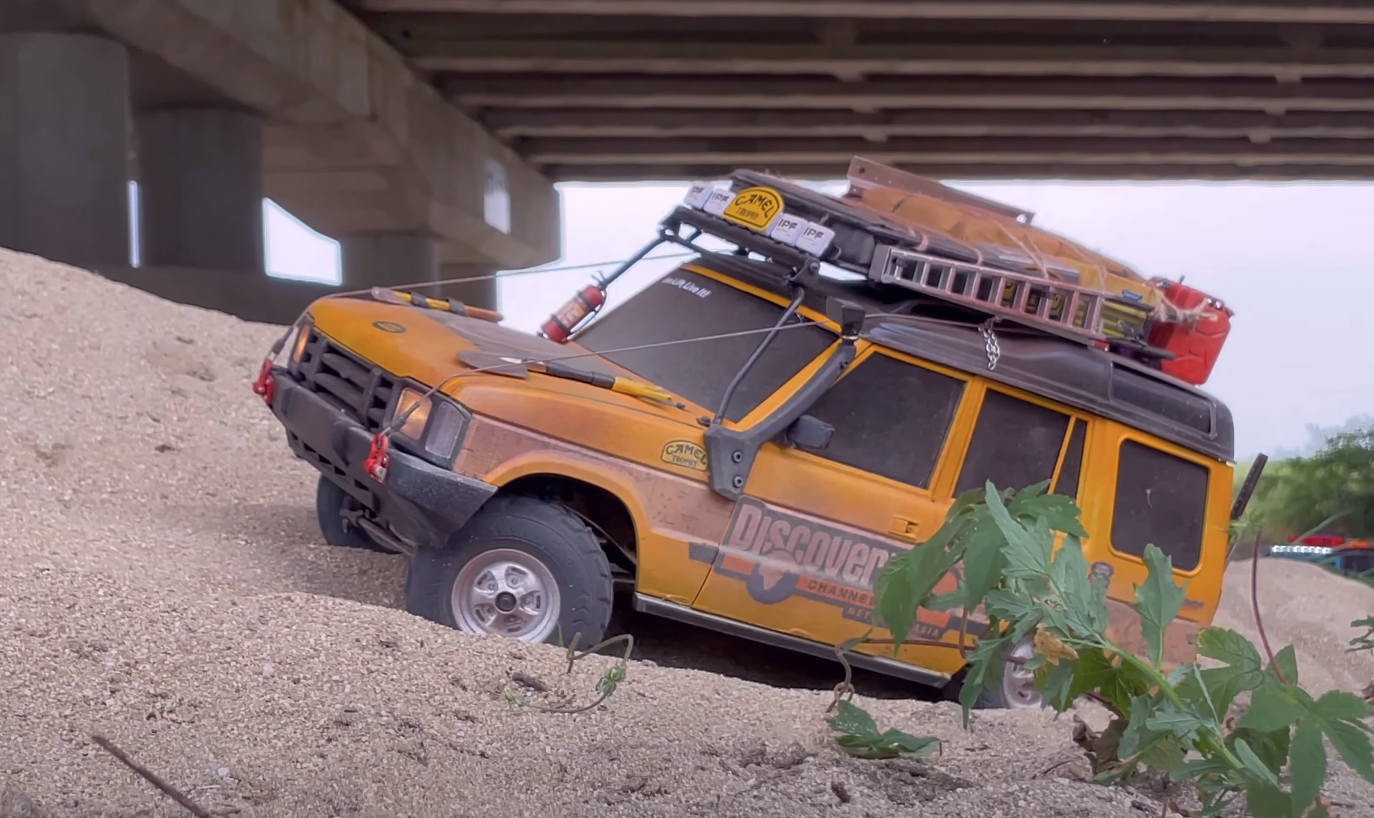 RC 1/10 scale Land Rover DIscovery on a trail